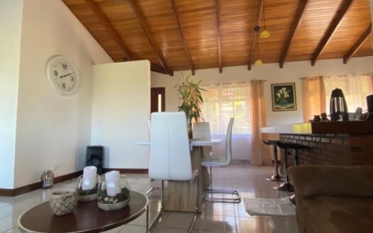 PRECIO SUPER REBAJADO! Viva en un espacio INCREIBLE en la ciudad pero con un Lote de finca! 2606m2 con casa de 200mts en Santa Ana COD #80496
