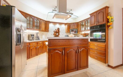 Curridabat: Espectacular casa en Altamonte, lote 638m2 #89131