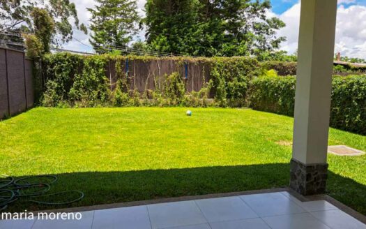Casa en Alquiler en San Isidro de Heredia, Amplio Jardín y Seguridad 24/7. Código 89653
