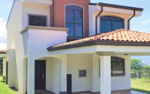 Casa en Alquiler en San Isidro de Heredia, Amplio Jardín y Seguridad 24/7. Código 89653