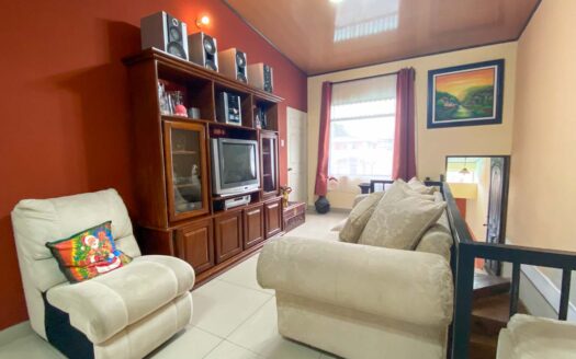 ¡Oportunidad en San Diego, Tres Ríos! Venta de 2 Espaciosas Casas en Diferentes Niveles. Terreno 156m2, Construcción 248m2 cod.92288