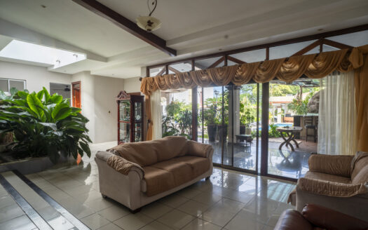 Casa en Ciudad Colon con pequeño edificio de Oficinas, piscina y rancho propio! COD#93696