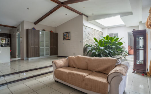 Casa en Ciudad Colon con pequeño edificio de Oficinas, piscina y rancho propio! COD#93696