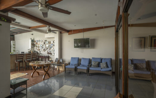 Casa en Ciudad Colon con pequeño edificio de Oficinas, piscina y rancho propio! COD#93696