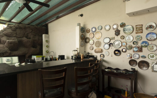 Casa en Ciudad Colon con pequeño edificio de Oficinas, piscina y rancho propio! COD#93696