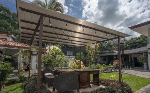 Casa en Ciudad Colon con pequeño edificio de Oficinas, piscina y rancho propio! COD#93696