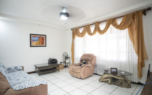 Casa en Ciudad Colon con pequeño edificio de Oficinas, piscina y rancho propio! COD#93696