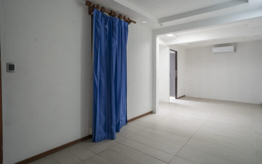 Casa en Ciudad Colon con pequeño edificio de Oficinas, piscina y rancho propio! COD#93696