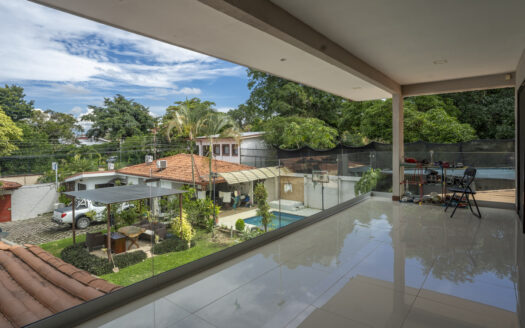 Casa en Ciudad Colon con pequeño edificio de Oficinas, piscina y rancho propio! COD#93696