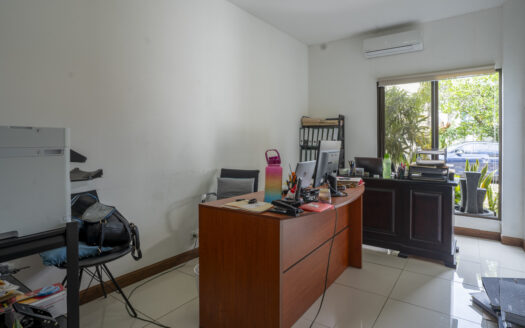 Casa en Ciudad Colon con pequeño edificio de Oficinas, piscina y rancho propio! COD#93696