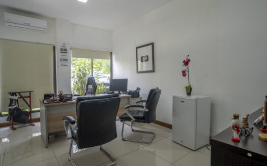 Casa en Ciudad Colon con pequeño edificio de Oficinas, piscina y rancho propio! COD#93696