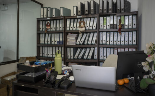 Casa en Ciudad Colon con pequeño edificio de Oficinas, piscina y rancho propio! COD#93696