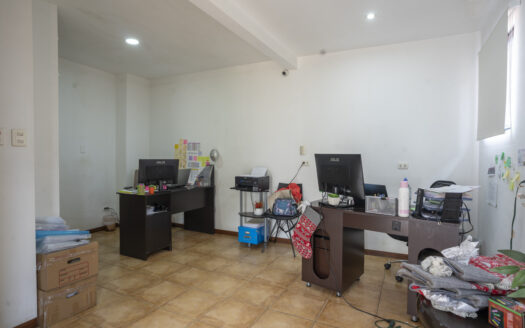 Casa en Ciudad Colon con pequeño edificio de Oficinas, piscina y rancho propio! COD#93696