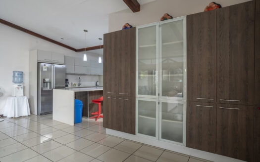 Casa en Ciudad Colon con pequeño edificio de Oficinas, piscina y rancho propio! COD#93696