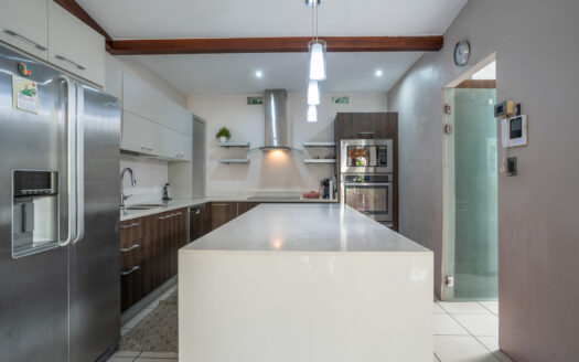 Casa en Ciudad Colon con pequeño edificio de Oficinas, piscina y rancho propio! COD#93696