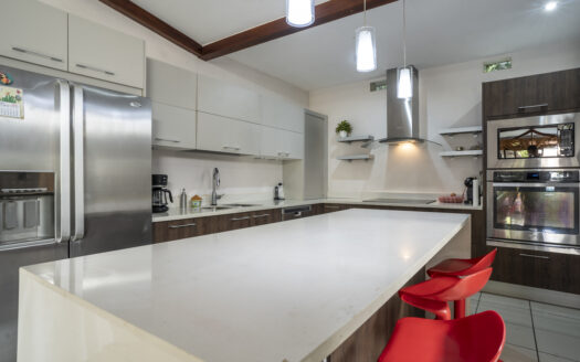 Casa en Ciudad Colon con pequeño edificio de Oficinas, piscina y rancho propio! COD#93696