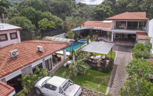 Casa en Ciudad Colon con pequeño edificio de Oficinas, piscina y rancho propio! COD#93696