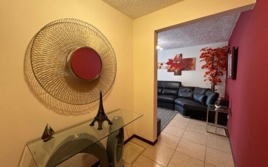 Precioso Apartamento Amueblado en Venta en Condominio Villas del Campo, Vistas a la Piscina. Cod. 107451