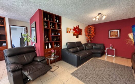 Precioso Apartamento Amueblado en Venta en Condominio Villas del Campo, Vistas a la Piscina. Cod. 107451