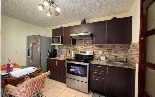 Precioso Apartamento Amueblado en Venta en Condominio Villas del Campo, Vistas a la Piscina. Cod. 107451