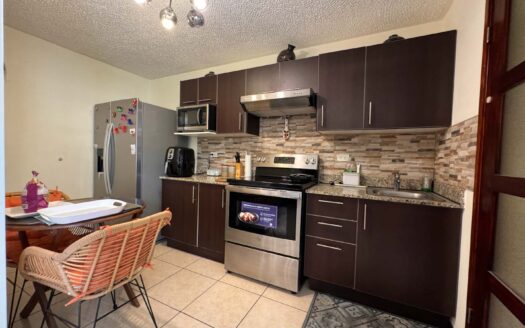 Precioso Apartamento Amueblado en Venta en Condominio Villas del Campo, Vistas a la Piscina. Cod. 107451