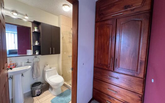 Precioso Apartamento Amueblado en Venta en Condominio Villas del Campo, Vistas a la Piscina. Cod. 107451