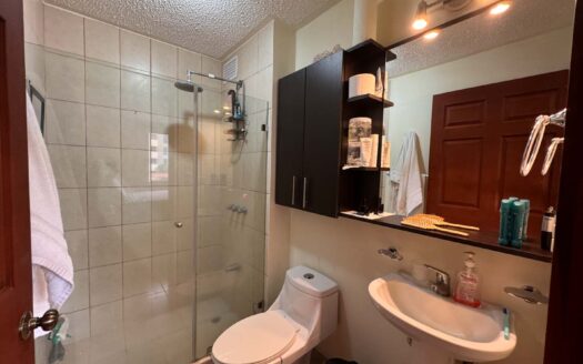 Precioso Apartamento Amueblado en Venta en Condominio Villas del Campo, Vistas a la Piscina. Cod. 107451