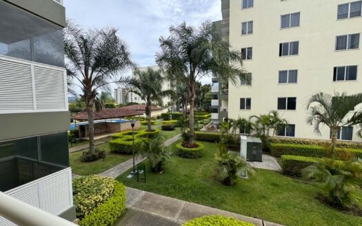 Precioso Apartamento Amueblado en Venta en Condominio Villas del Campo, Vistas a la Piscina. Cod. 107451