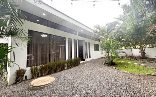 Maravillosa Casa en Venta- Guacalillo Puntarenas- A solo 10 minutos de la playa. Precio: $190 000- Código: 111054