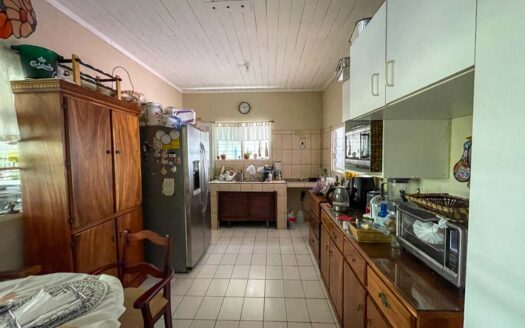 Casa en Venta en Santo Domingo, Espaciosa y con Uso Residencial y Comercial. Se Escuchan Ofertas. Código 111403