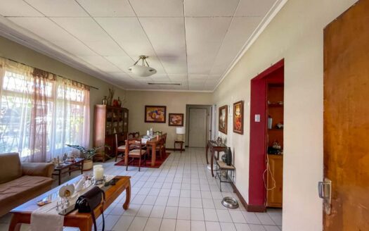 Casa en Venta en Santo Domingo, Espaciosa y con Uso Residencial y Comercial. Se Escuchan Ofertas. Código 111403