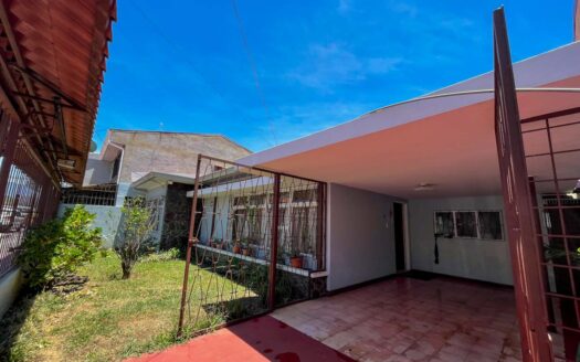 Casa en Venta en Santo Domingo, Espaciosa y con Uso Residencial y Comercial. Se Escuchan Ofertas. Código 111403
