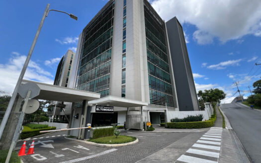 Se Alquila Oficina Amueblada de 150 m2 Para Centro de Trabajo en Centro Corporativo El Tobogán, Calle Blancos COD 112335