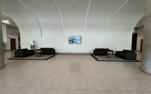 Se Alquila Oficina Amueblada de 150 m2 Para Centro de Trabajo en Centro Corporativo El Tobogán, Calle Blancos COD 112335