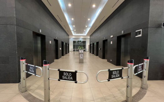 Se Alquila Oficina Amueblada de 150 m2 Para Centro de Trabajo en Centro Corporativo El Tobogán, Calle Blancos COD 112335