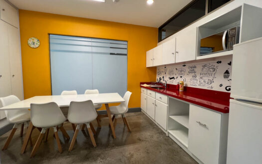 Se Alquila Oficina Amueblada de 150 m2 Para Centro de Trabajo en Centro Corporativo El Tobogán, Calle Blancos COD 112335