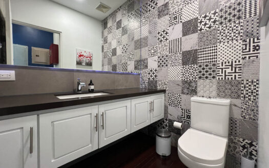 Se Alquila Oficina Amueblada de 150 m2 Para Centro de Trabajo en Centro Corporativo El Tobogán, Calle Blancos COD 112335