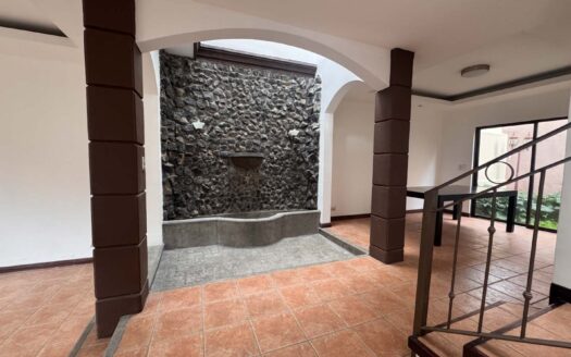 Preciosa Casa En Venta En Santa Ana Centro, Diseño Exclusivo Y Espacios Amplios. Cód. 116552