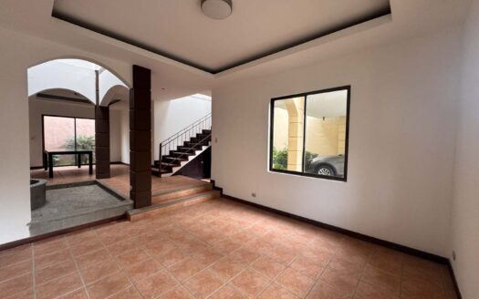 Preciosa Casa En Venta En Santa Ana Centro, Diseño Exclusivo Y Espacios Amplios. Cód. 116552