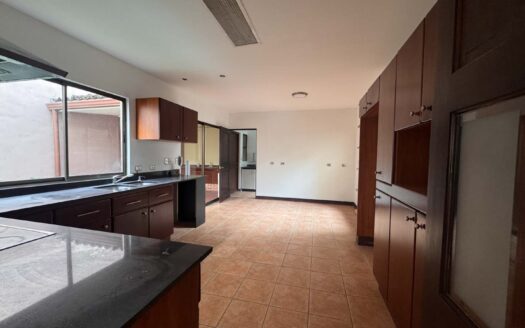 Preciosa Casa En Venta En Santa Ana Centro, Diseño Exclusivo Y Espacios Amplios. Cód. 116552