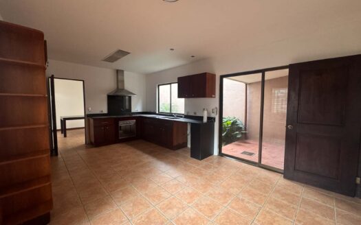 Preciosa Casa En Venta En Santa Ana Centro, Diseño Exclusivo Y Espacios Amplios. Cód. 116552