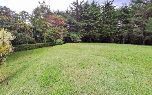 Venta Lote de montaña de (1841 m2) en Getsemaní de Barva, es la oportunidad perfecta para construir tu hogar soñado en armonía con la naturaleza. Cod. 120481