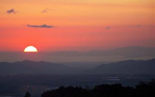 Se Alquila Casa en San Rafael de Heredia, 2050 mts de Lote, semi amueblada, 4 habitaciones, terraza, chimenea y con apartamento completamente independiente. COD. 125471