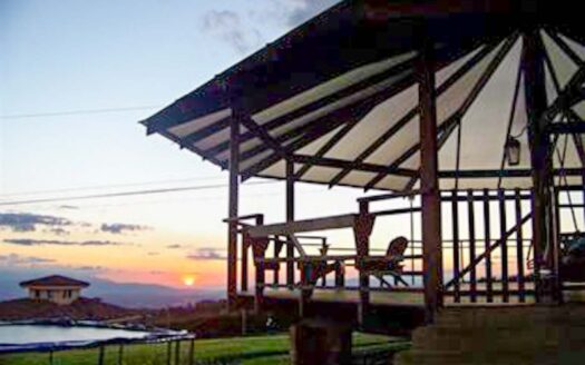 Se Alquila Casa en San Rafael de Heredia, 2050 mts de Lote, semi amueblada, 4 habitaciones, terraza, chimenea y con apartamento completamente independiente. COD. 125471