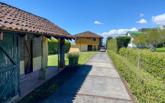 Se Alquila Casa en San Rafael de Heredia, 2050 mts de Lote, semi amueblada, 4 habitaciones, terraza, chimenea y con apartamento completamente independiente. COD. 125471