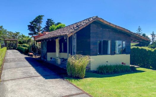 Se Alquila Casa en San Rafael de Heredia, 2050 mts de Lote, semi amueblada, 4 habitaciones, terraza, chimenea y con apartamento completamente independiente. COD. 125471