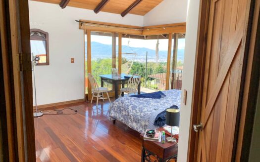 Se Alquila Casa en San Rafael de Heredia, 2050 mts de Lote, semi amueblada, 4 habitaciones, terraza, chimenea y con apartamento completamente independiente. COD. 125471