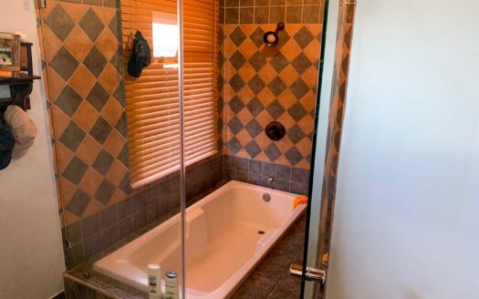 Se Alquila Casa en San Rafael de Heredia, 2050 mts de Lote, semi amueblada, 4 habitaciones, terraza, chimenea y con apartamento completamente independiente. COD. 125471