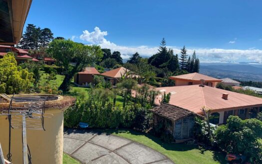 Se Alquila Casa en San Rafael de Heredia, 2050 mts de Lote, semi amueblada, 4 habitaciones, terraza, chimenea y con apartamento completamente independiente. COD. 125471