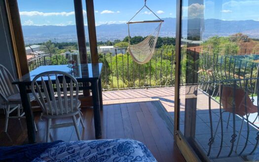 Se Alquila Casa en San Rafael de Heredia, 2050 mts de Lote, semi amueblada, 4 habitaciones, terraza, chimenea y con apartamento completamente independiente. COD. 125471